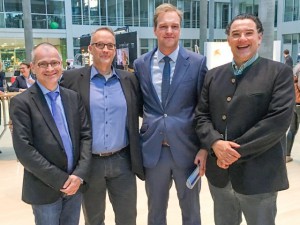 Vorstand gemeinsam mit dem Tagungspräsidenten (v.l.n.r.): Prof. Dr. med. Uwe Paasch, Dr. med. Nikolaus Seeber, PD Dr. med. Peter Arne Gerber, Dr. med. Gerd-Martin Kautz